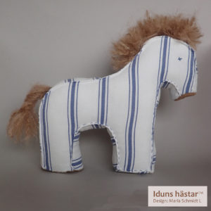IDUNS hästar 1 Blåvit Randig Provhäst Hö 10 Cm 1 1 300x300
