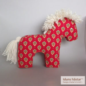 IDUNS hästar 10 Rödmönstrad Stolsdyna Hö 10 Cm Label 300x300