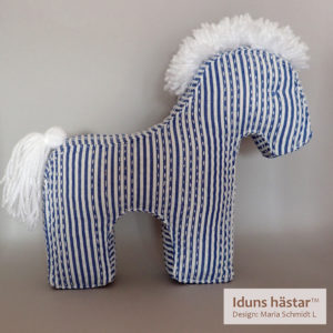 IDUNS hästar 11 Blå Vit Randig Hö 10 Cm 1 1 300x300