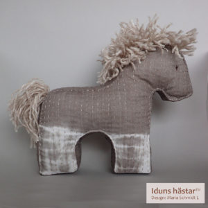 IDUNS hästar 15 Batik Vit Ljusbrun Jämn Sashiki Hö 10 Cm Label 300x300