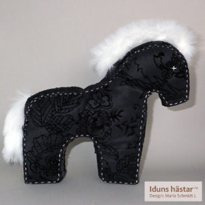 IDUNS hästar 17 Svart Häst M Vit Pälsman Hö Label 300x300
