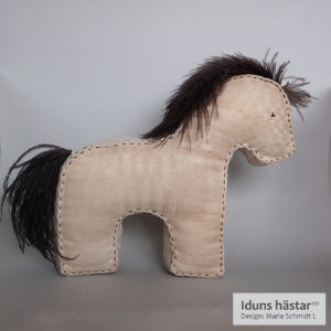IDUNS hästar 19 Thefärgad M Strutsman Hö 10 Cm Label 300x300