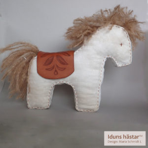 IDUNS hästar 23 The Färgad M Lädersadel 10 Cm Label 300x300