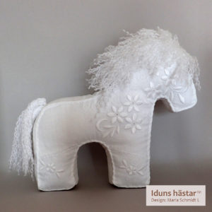 IDUNS hästar 27 Vit Broderi Lockigt Hår 1 300x300