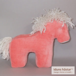 IDUNS hästar 28 Rosa Velour Hö 10 Cm 1 300x300