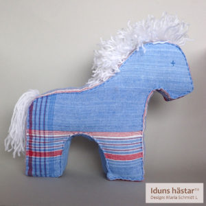 IDUNS hästar 3 Rutig Blå Nässduk Hö 10 Cm Label 2 300x300