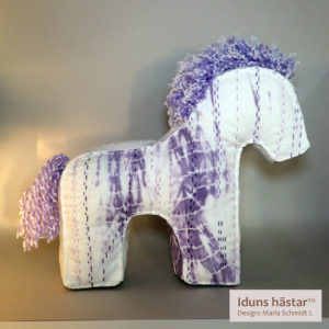 IDUNS hästar 31 Lila Vit Batik Odd Molly Hö 10 Cm M Label 300x300