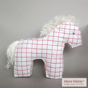 IDUNS hästar 4 Röd Vit Rutig Hö 10 Cm Label 300x300