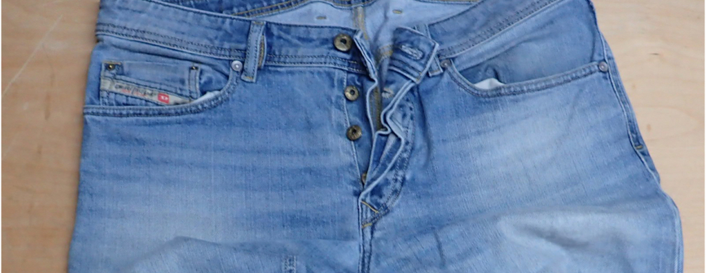 övre delen på ett par jeans