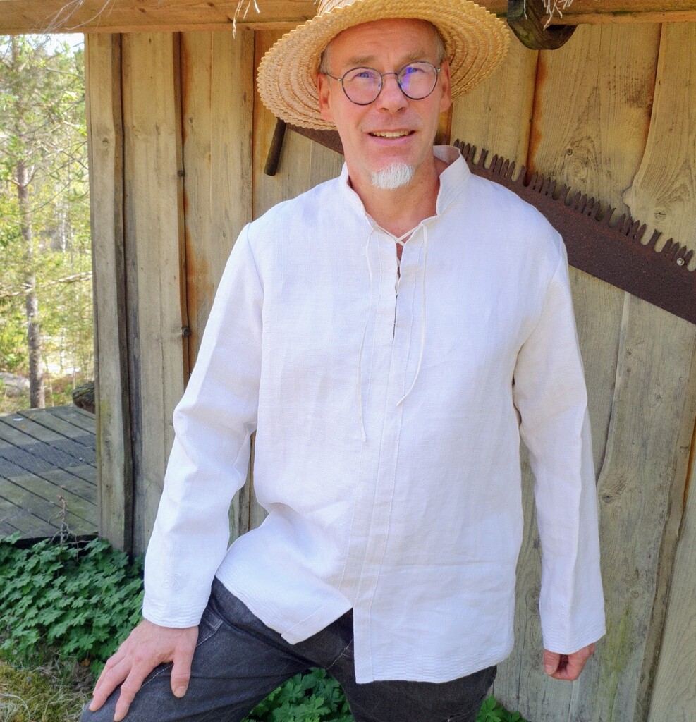 Vi håller "Öppen Atelje" på Sundsby Säteri, Tjörn, 28 juli – 9 augusti Man med vit skjorta och halmhatt