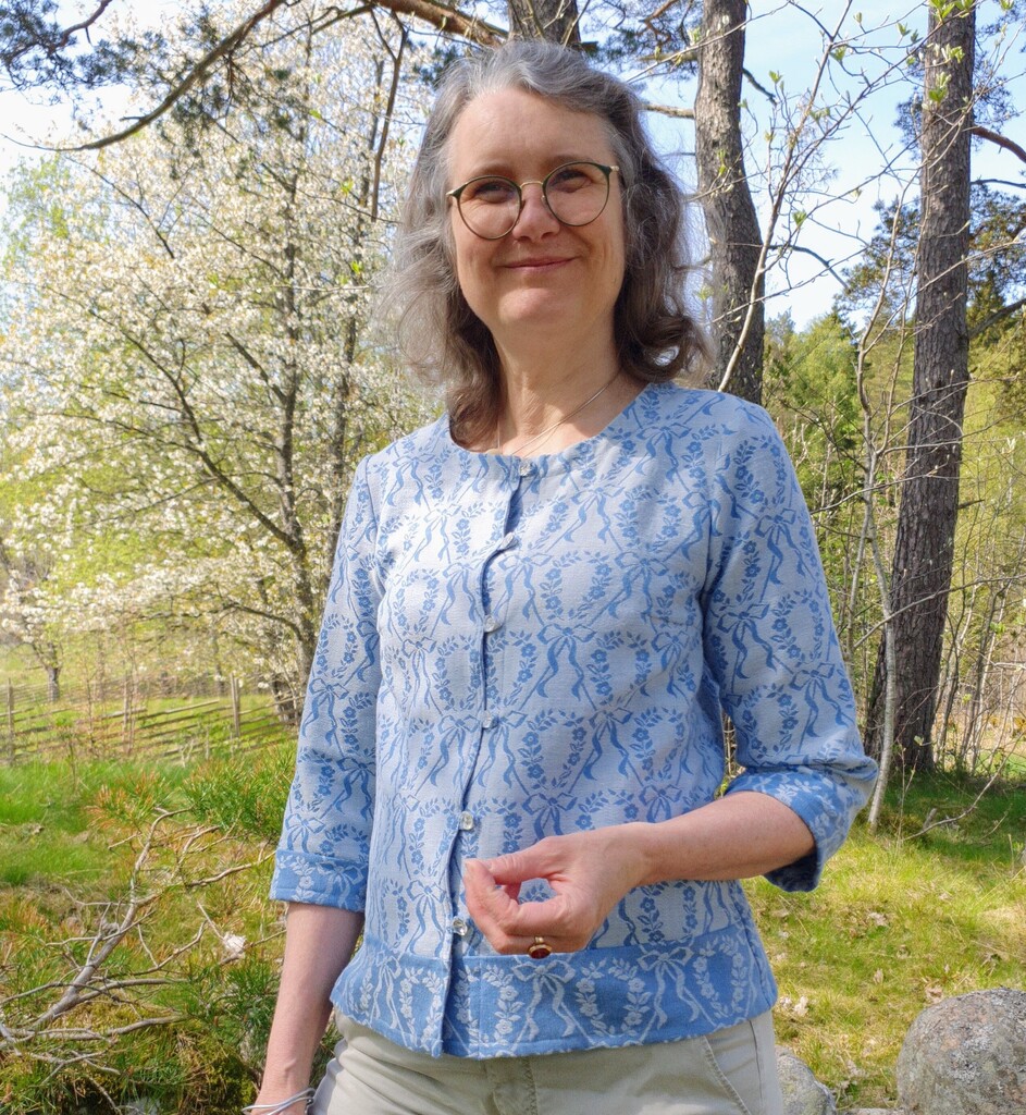 Vi håller "Öppen Atelje" på Sundsby Säteri, Tjörn, 28 juli – 9 augusti kvinna i blå blus, ute i naturen