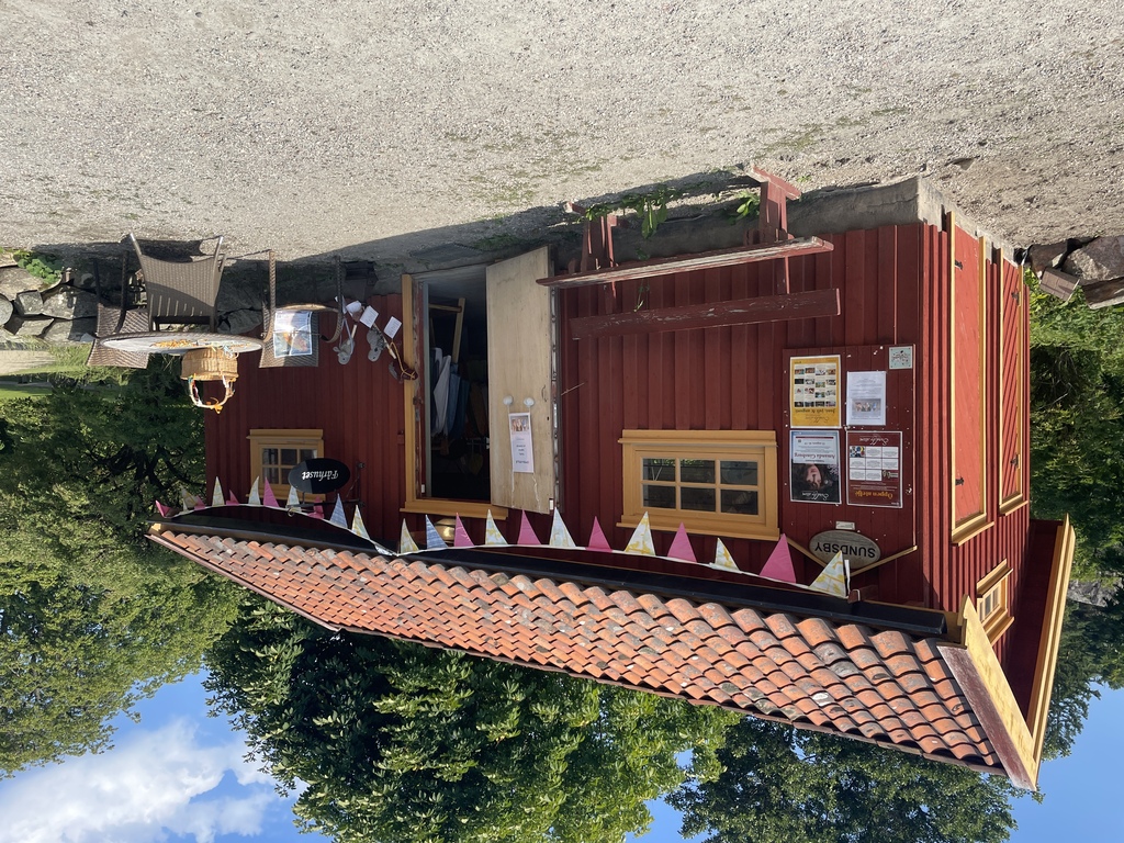 litet gammalt trähus falurött med ockrafärgade knutar