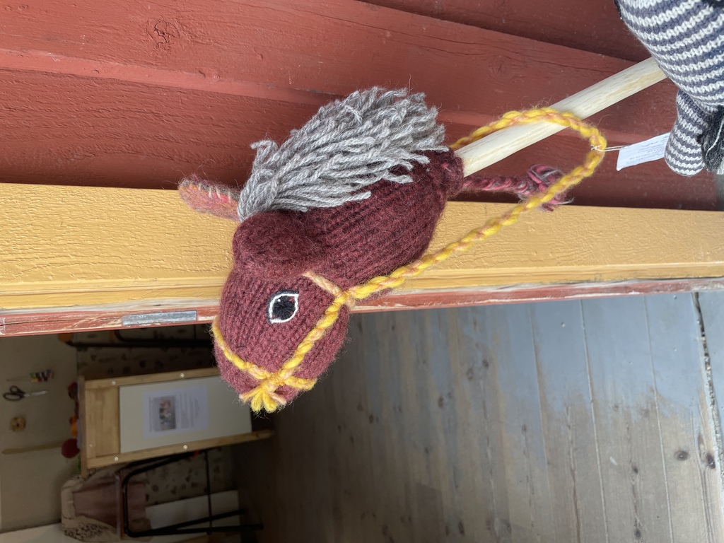 käpphäst av en stickad socka